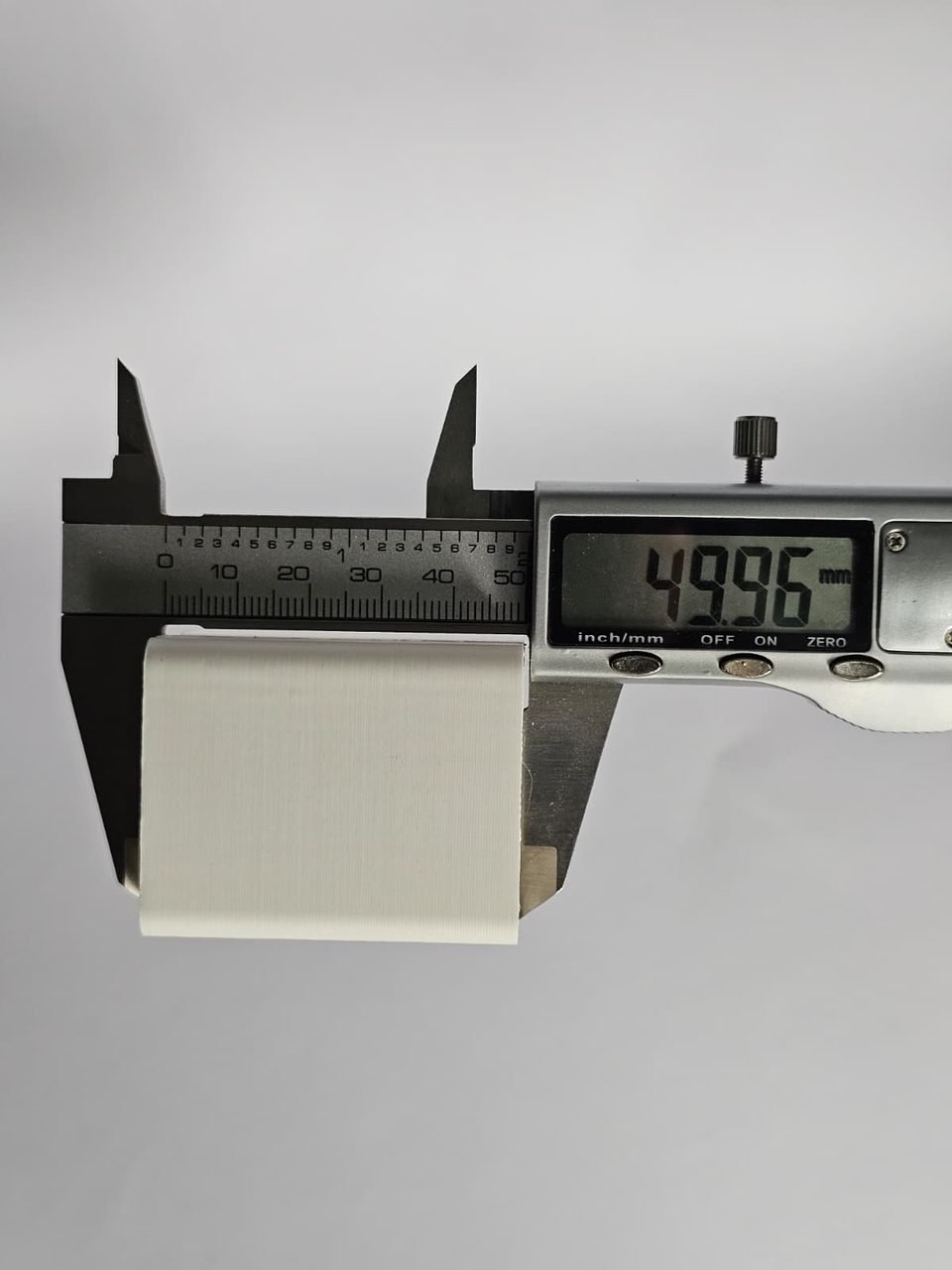 Medición con calibre digital de una pieza técnica impresa en 3D