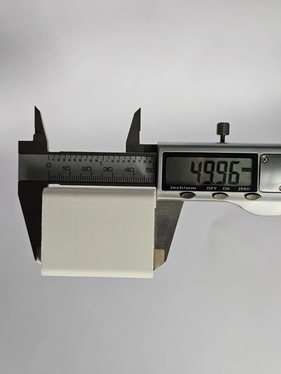 Medición con calibre digital de una pieza técnica impresa en 3D