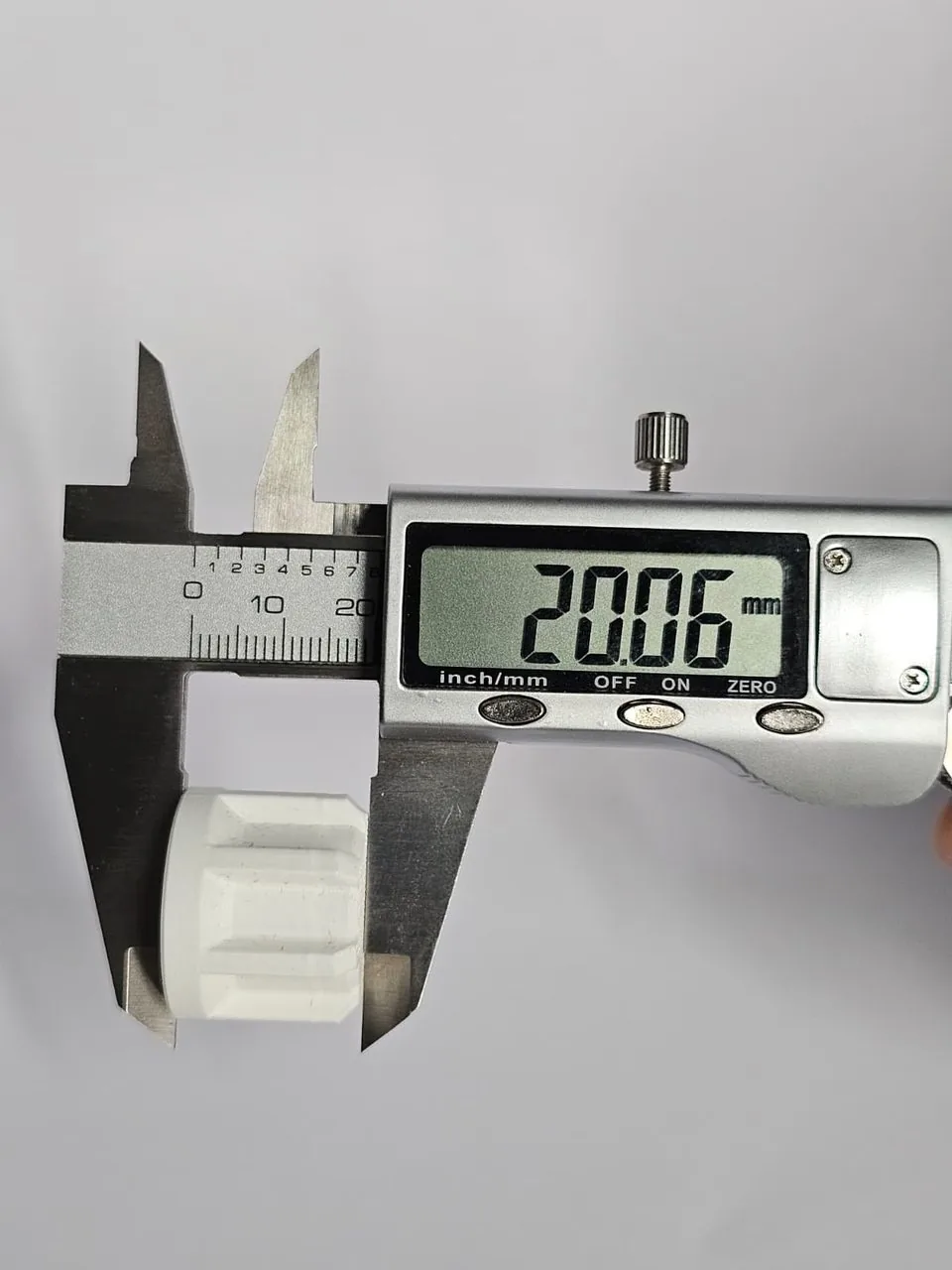 Pieza roscada impresa en 3D medida con un calibre digital