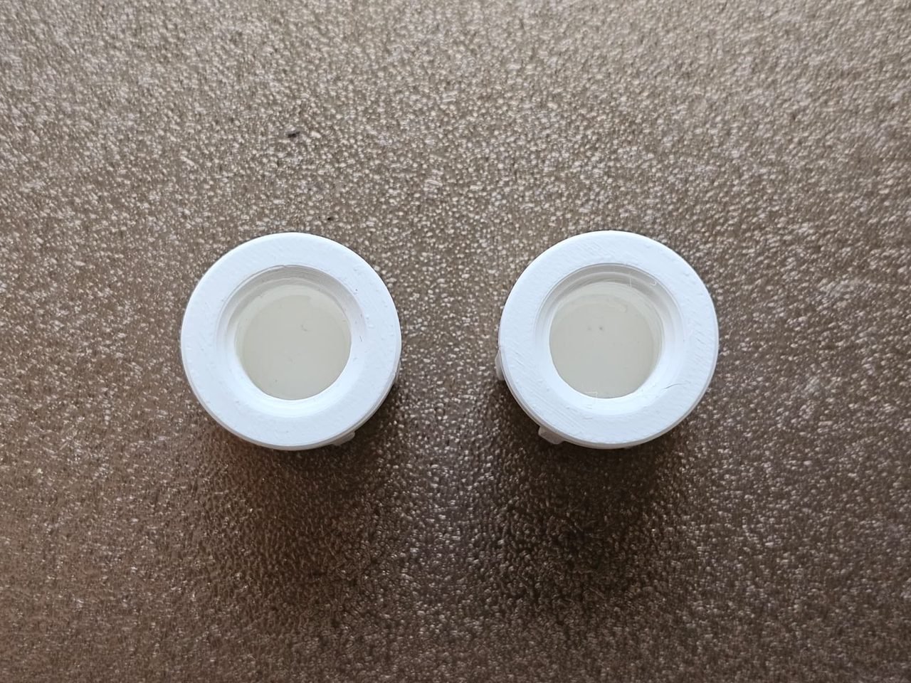 Serie corta de tapones roscados idénticos fabricados en 3D