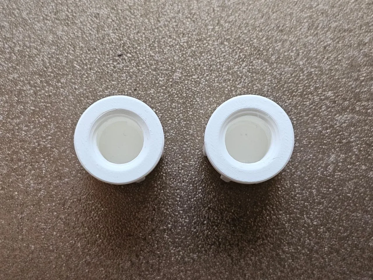 Serie corta de tapones roscados idénticos fabricados en 3D