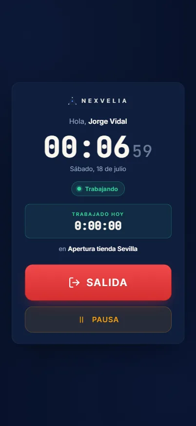 Pantalla de fichaje móvil de Nexvelia One con el reloj de jornada en curso, el tiempo trabajado hoy y los botones de salida y pausa